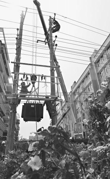 武漢供電公司換變壓器還建小區告別跳閘停電