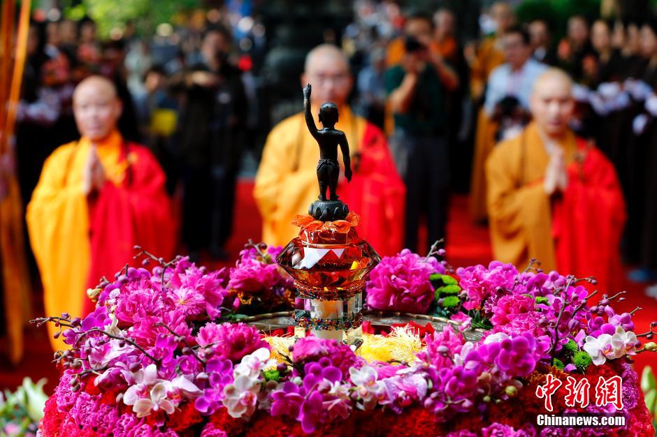 佛诞节浴佛法会在北京广济寺举行