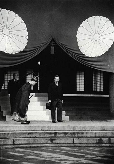 日皇裕仁不满75年靖国神社合祭甲级战犯 从此不参拜 雷石梦 雷石