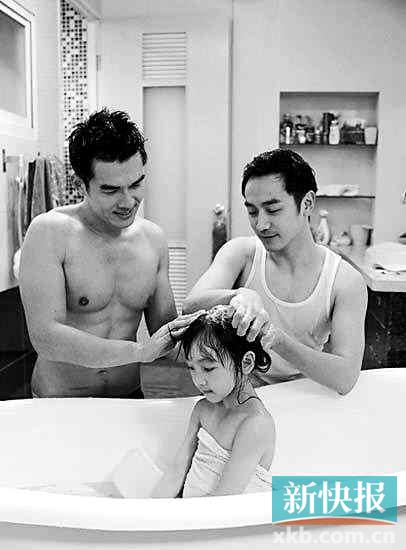 《两个爸爸》两男子为<em>女童洗澡</em> 网友:尺度太大