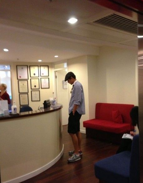 吴彦祖低调陪太太产检 预计下月升级当爹