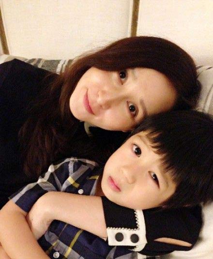 胡静晒帅气儿子换牙照 戴假发搞怪(图)|换牙|帅