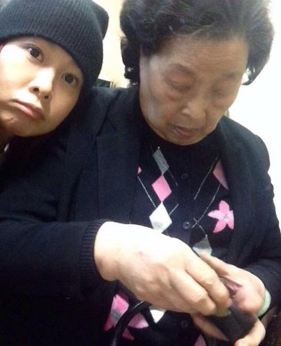 刘若英陪87岁祖母医院看病(图) 