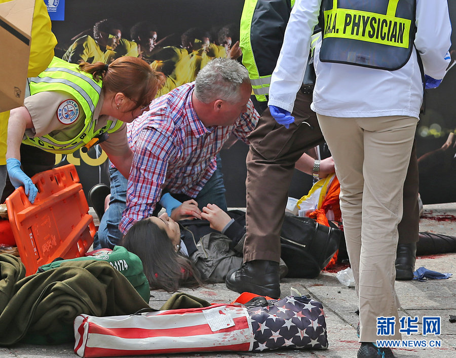2013年4月15日，美国波士顿马拉松赛终点发生炸弹爆炸事件。据当地媒体报道，美国波士顿马拉松比赛终点线附近发生的爆炸已造成2人死亡、上百人受伤。（图片来源：CFP）