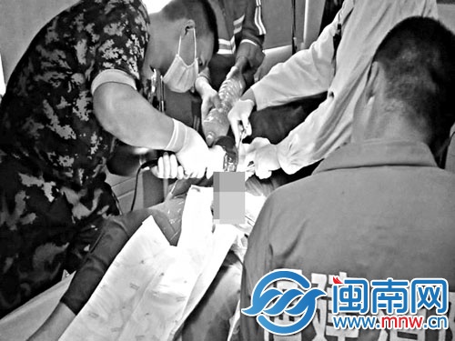 泉州6旬老人命根被套钢管里 消防4小时排险(图