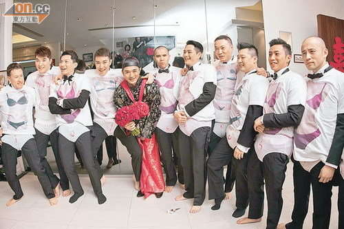 港星黄长兴娶妻开电摩托游街 圈中好友到贺(组