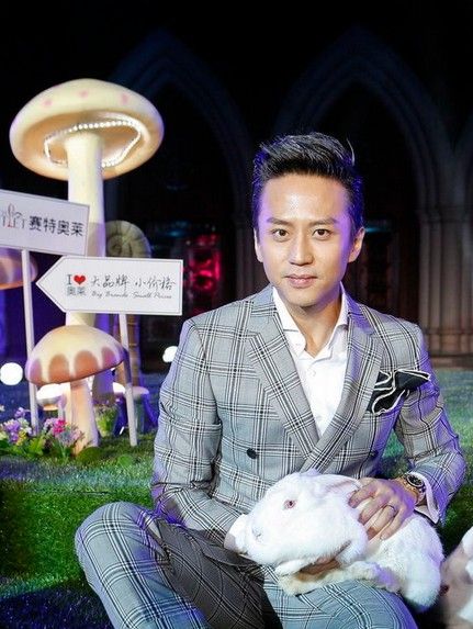 邓超漫游仙境奇妙夜 温柔抱兔子爱意无限(图