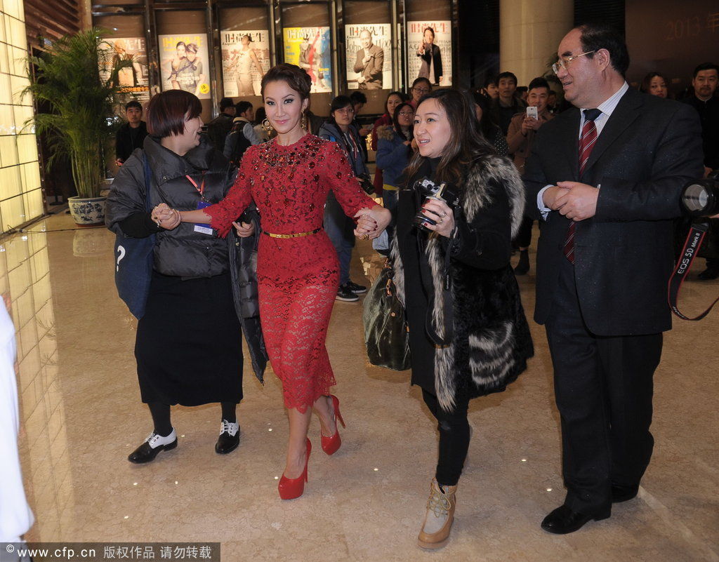 2013年12月20日讯，北京，近日李玟来到北京出席某时尚活动。脚穿高跟鞋的李玟行动不便，两名女助理一直贴身相伴左右开弓，一直搀扶着李玟。