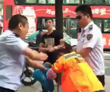 温州一城管协管员当街扇女清洁工耳光 当事人