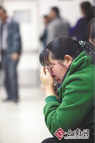 家人在手术室外焦急等待