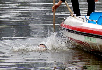 女生为考验男友跳河 对方下水营救溺亡