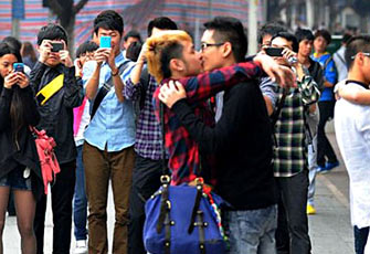 广州同性恋街头拥吻呼吁被关注