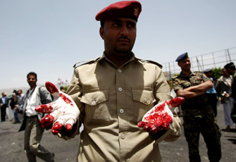 也门首都阅兵排练现场遭袭 百人死亡