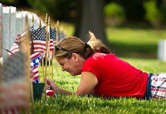 美国母亲哀悼伊拉克丧生儿子