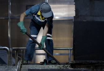 广州女子掏粪班 80后打死不说自己掏粪