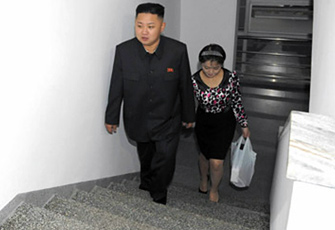 金正恩夫妇走访普通家庭