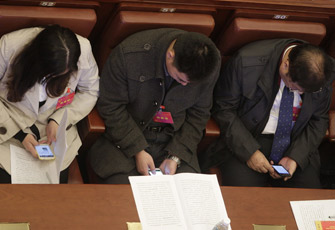 深圳“两会”部分代表玩手机、打瞌睡