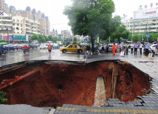 6月28日,湘潭市河东大道,发生大面积路面塌陷的现场.图/记者肖洋桂