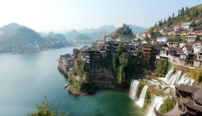 挂在瀑布上的千年古镇--芙蓉镇