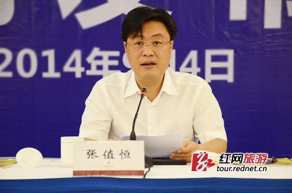 湖南省旅游局局长张值恒在4日召开的“锦绣潇湘 快乐湖南”首届原创旅游歌曲大赛和首届旅游摄影大赛发布会上发布新闻。