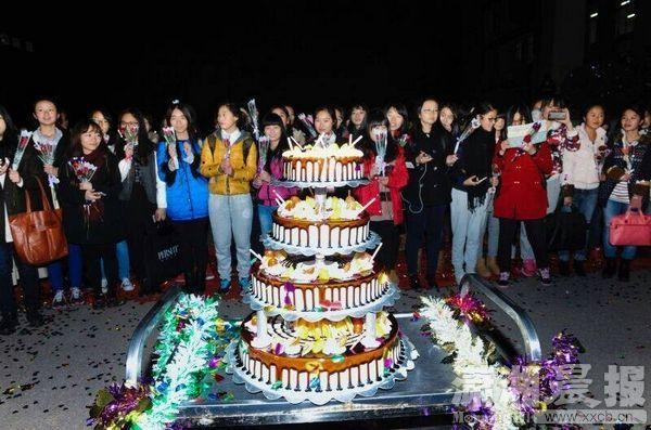 林科大女生节男生玩浪漫 送多层蛋糕和玫瑰