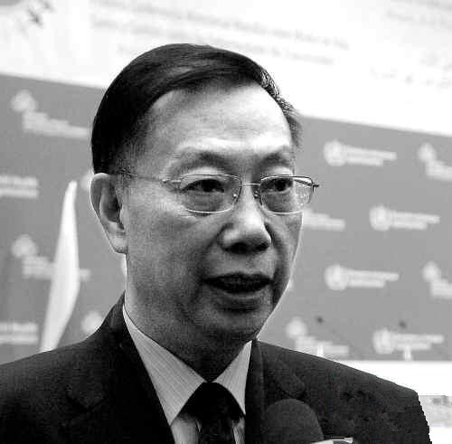 卫生部副部长黄洁夫谈控烟:吸烟不是吸毒勿过