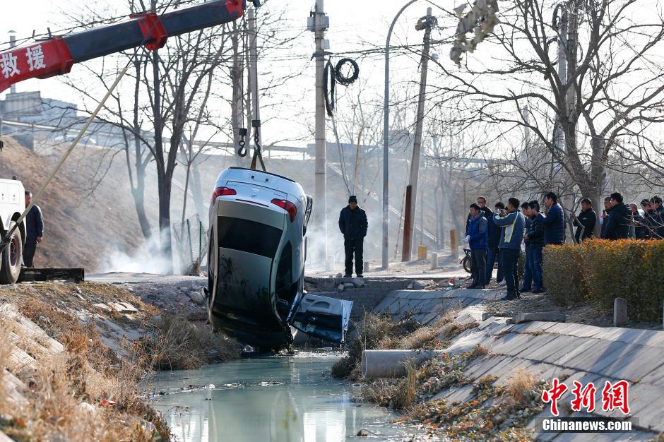 北京一小轿车翻入河沟