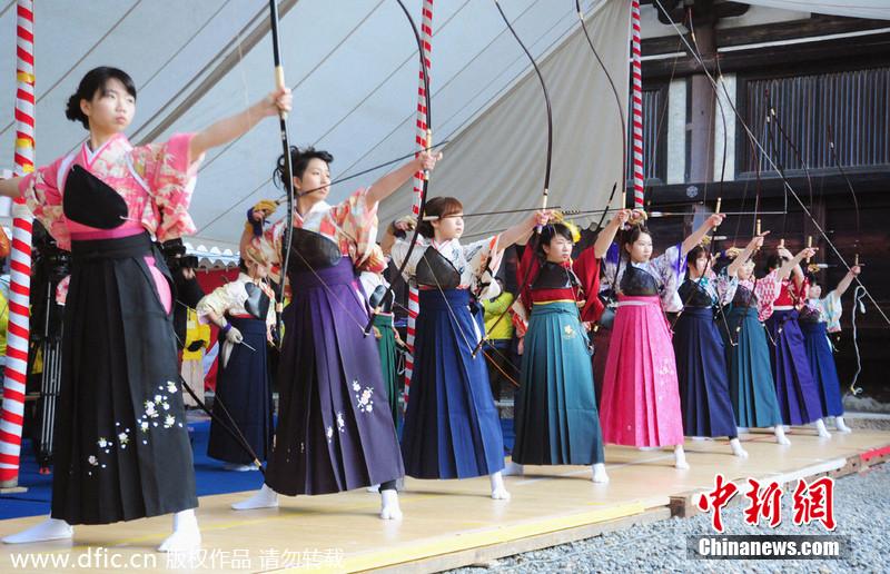 日本女性巾帼不让须眉 成年礼上表演弓道英武