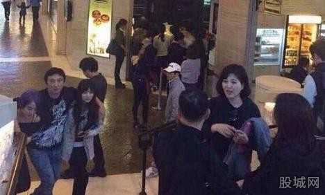 王思聪出轨不出柜 香港街头左拥右抱美女身份