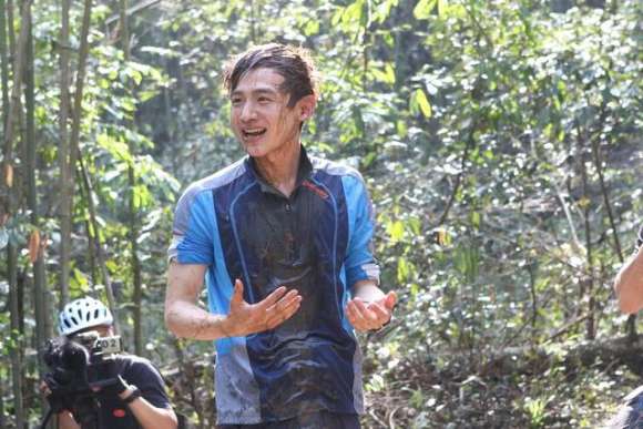 跟着贝尔去冒险最新一期白敬亭跟着贝尔洗泥浴