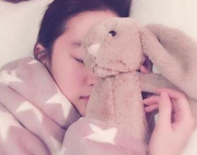 刘亦菲睡觉侧颜美如桃花 网友追问这照片是谁
