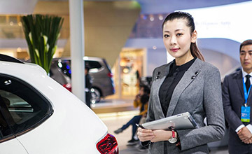 上海车展车模变礼仪 端庄大方/服务热情