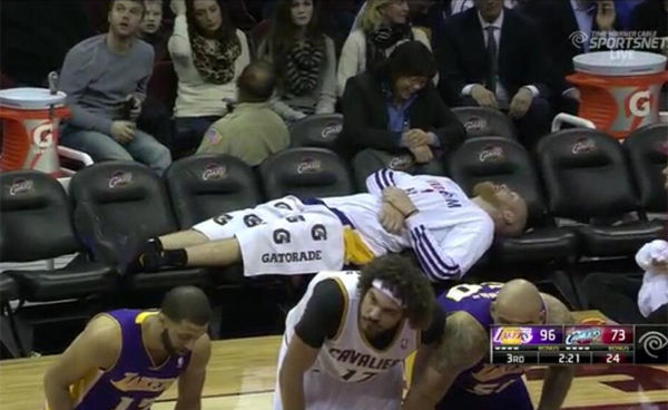 NBA-湖人球员伤光罚光 板凳空空卡曼横躺