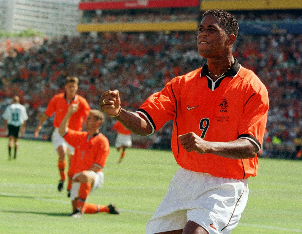 克鲁伊维特接到博格坎普的头球摆渡为荷兰首开记录.