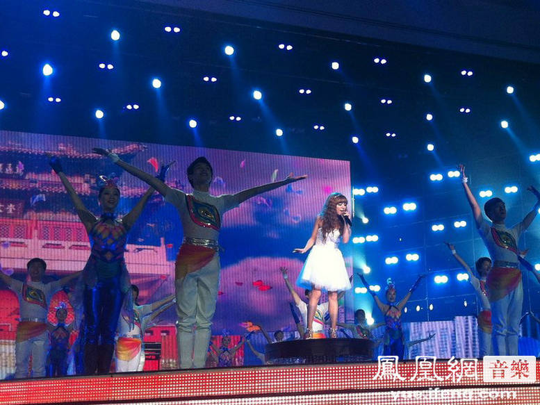 阿兰30米高空吊<em>威亚</em>化险为夷 仙<em>女装</em>亮相风筝