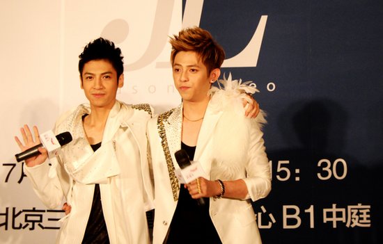 双孖jl签唱会感动爆棚 歌迷泪洒现场不惧暴雨