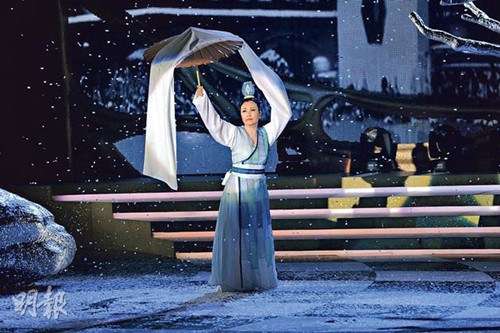 汪明荃露事业线性感 大跳江南Style