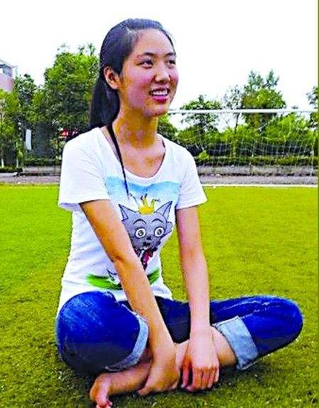 <em>女大学生</em>烈日中借钱为<em>民工</em>买水_广州频道_凤