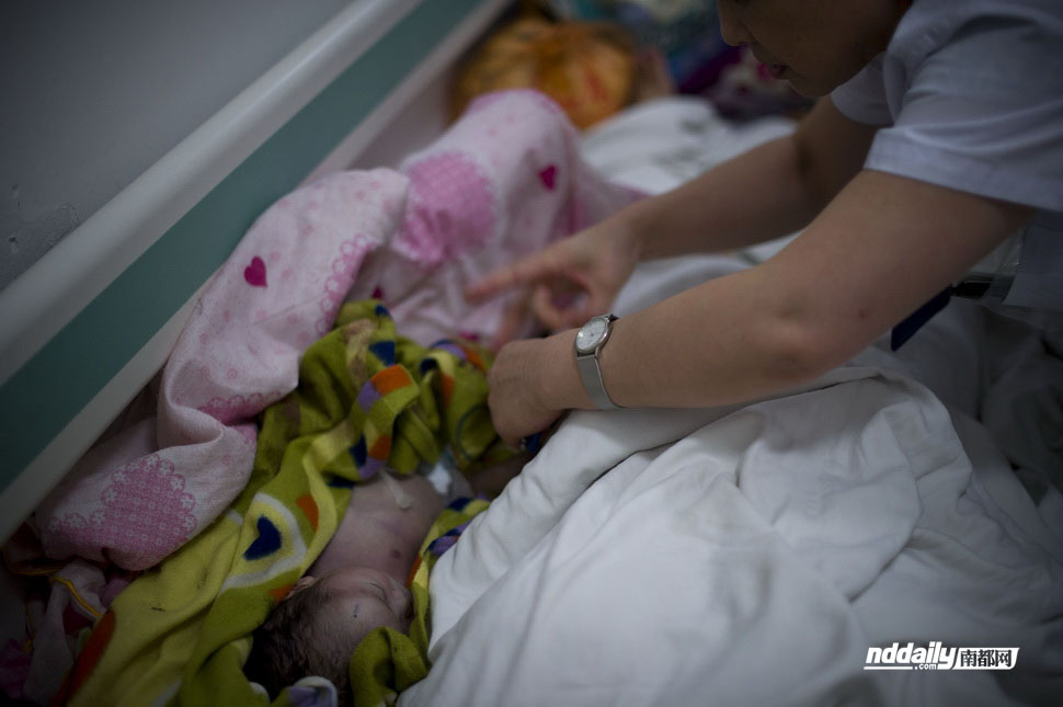 美女会抠抠脚丫再闻闻手指吗?