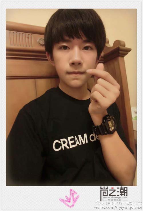 TFboys易烊千玺中考成绩单疑曝光 穿着校服开