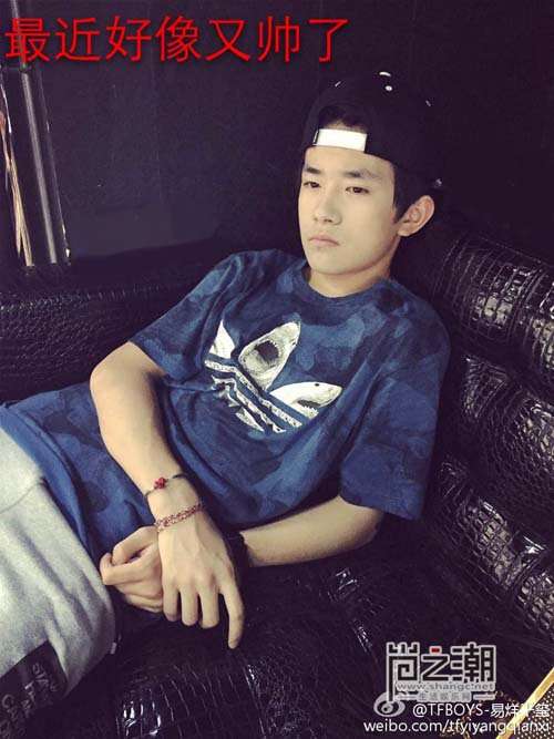 TFboys易烊千玺中考成绩单疑曝光 穿着校服开