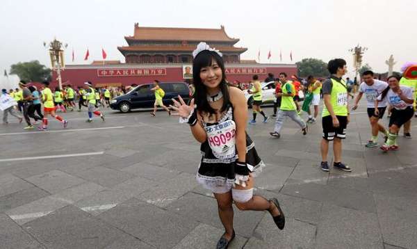 15年北京马拉松比赛现奇装异服 西游记师徒vs