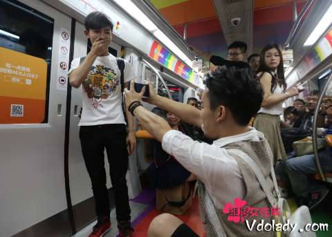 北京彩虹地铁 男男求婚  网友围观送祝福:真爱无