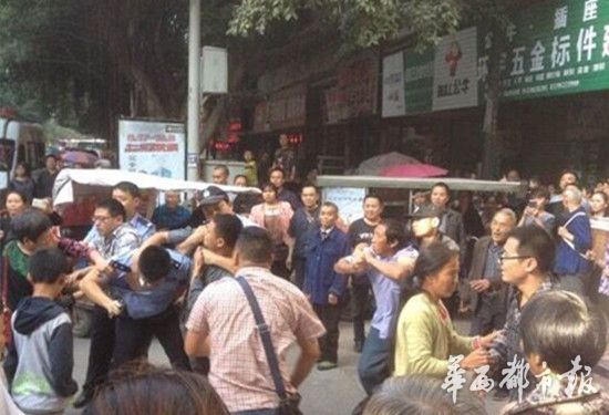  8男子打砸小店  袭警欲夺枪 民警鸣枪示警制止