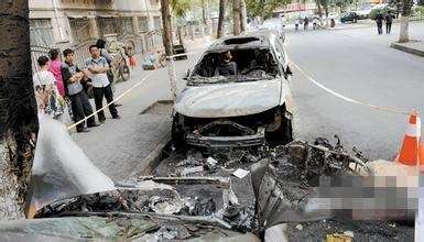  甘肃一轿车起火  车辆燃烧损毁严重5人死亡_广