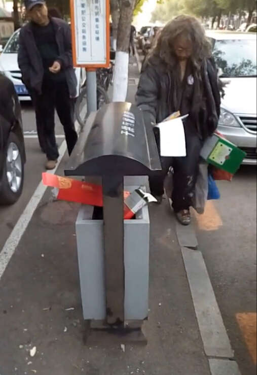 组图: 沈阳最美拾荒老人 擦垃圾桶感动网友_广州