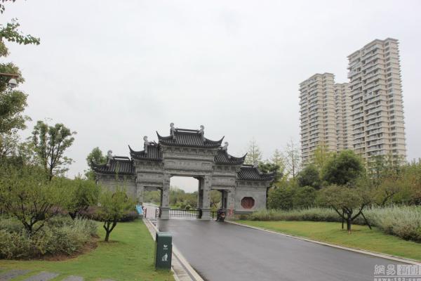 湖北贫困市花2亿建楼 最大的有近百平方米