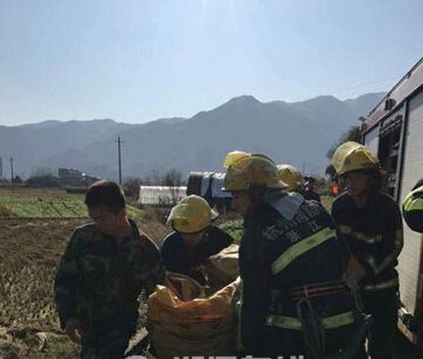  男子玩滑翔伞遇险 挂高压线上 花6小时救援_广