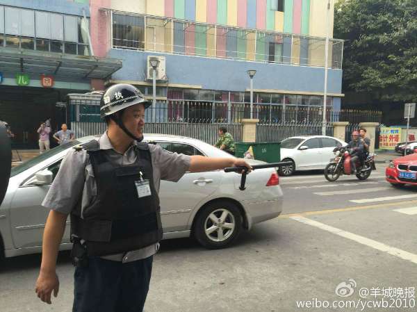 广州男子幼儿园门前抢劫女家长 被保安联手制
