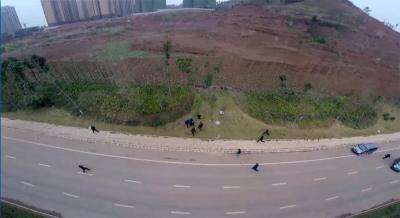  四川警方航拍抓捕  小偷驾摩托一路狂飙徒劳被